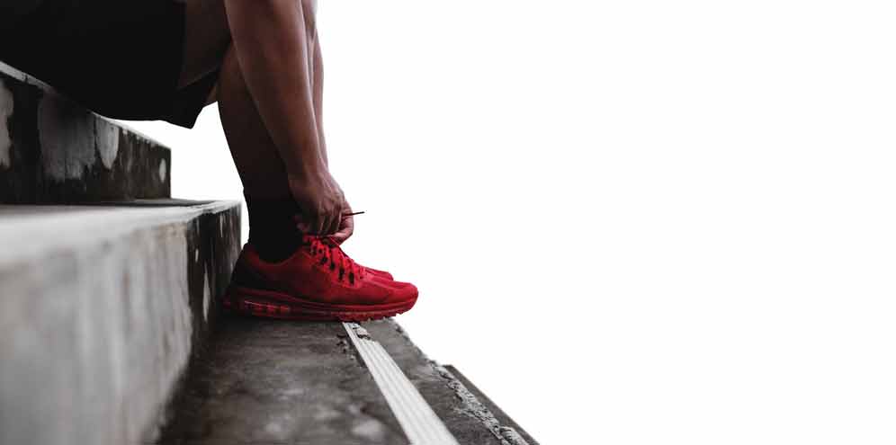 chaussures de sport rouge et lacets rouges